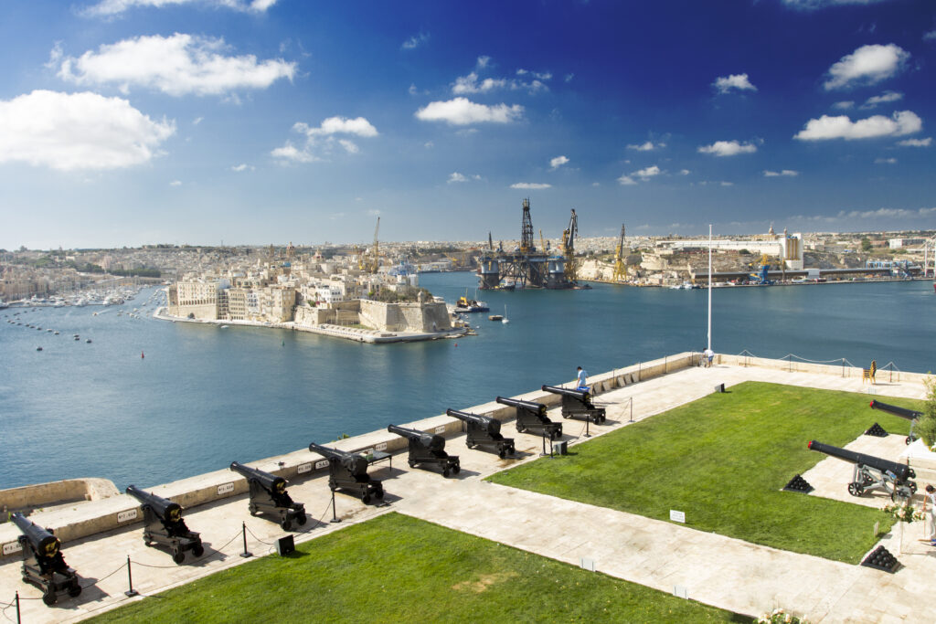 Upper,Barrakka,Gardens,&,Saluting,Battery,With,Cannons,In,Valletta